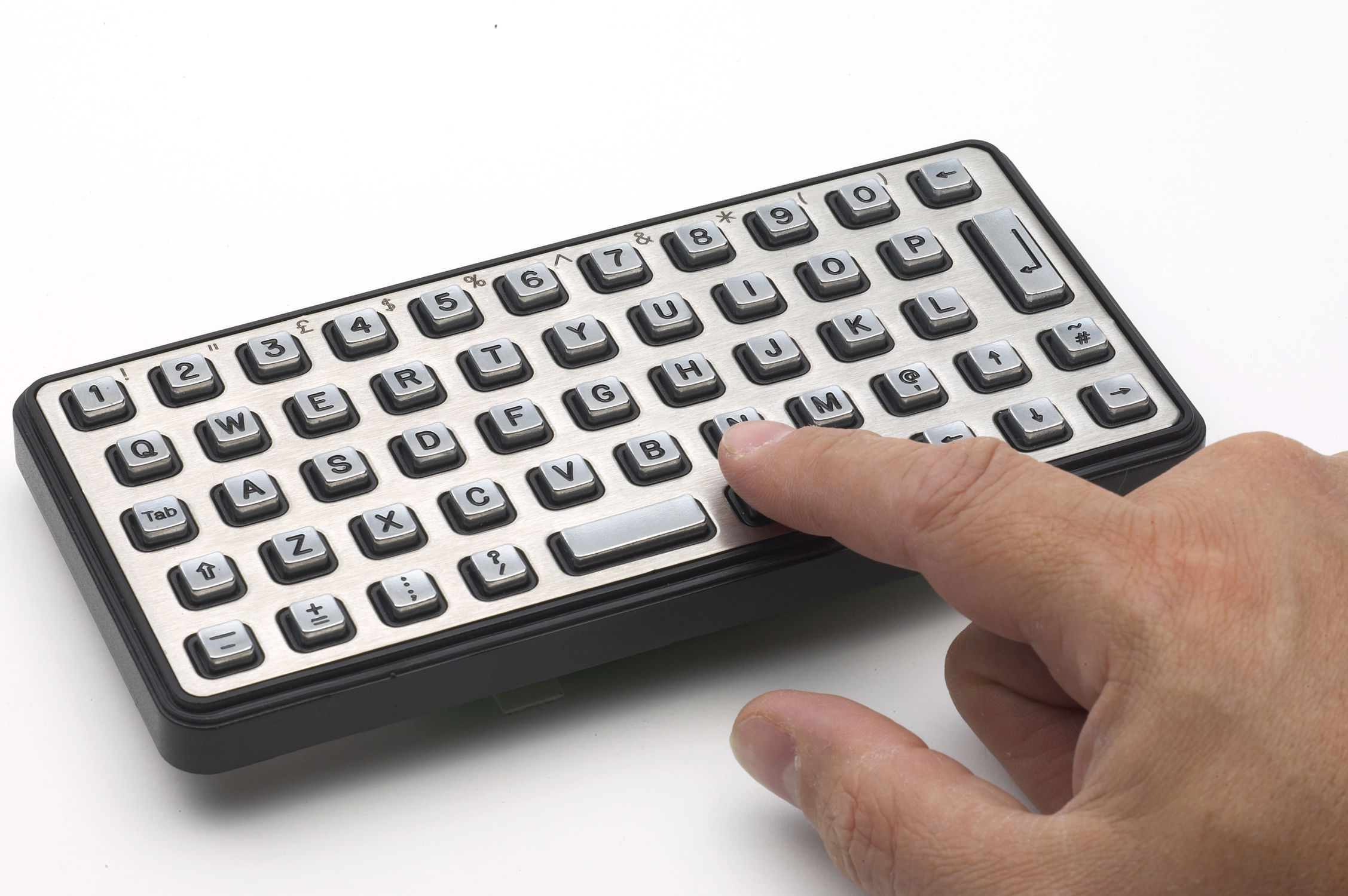 Специальная клавиатура помогает слабовидящим клиентам использовать киоски