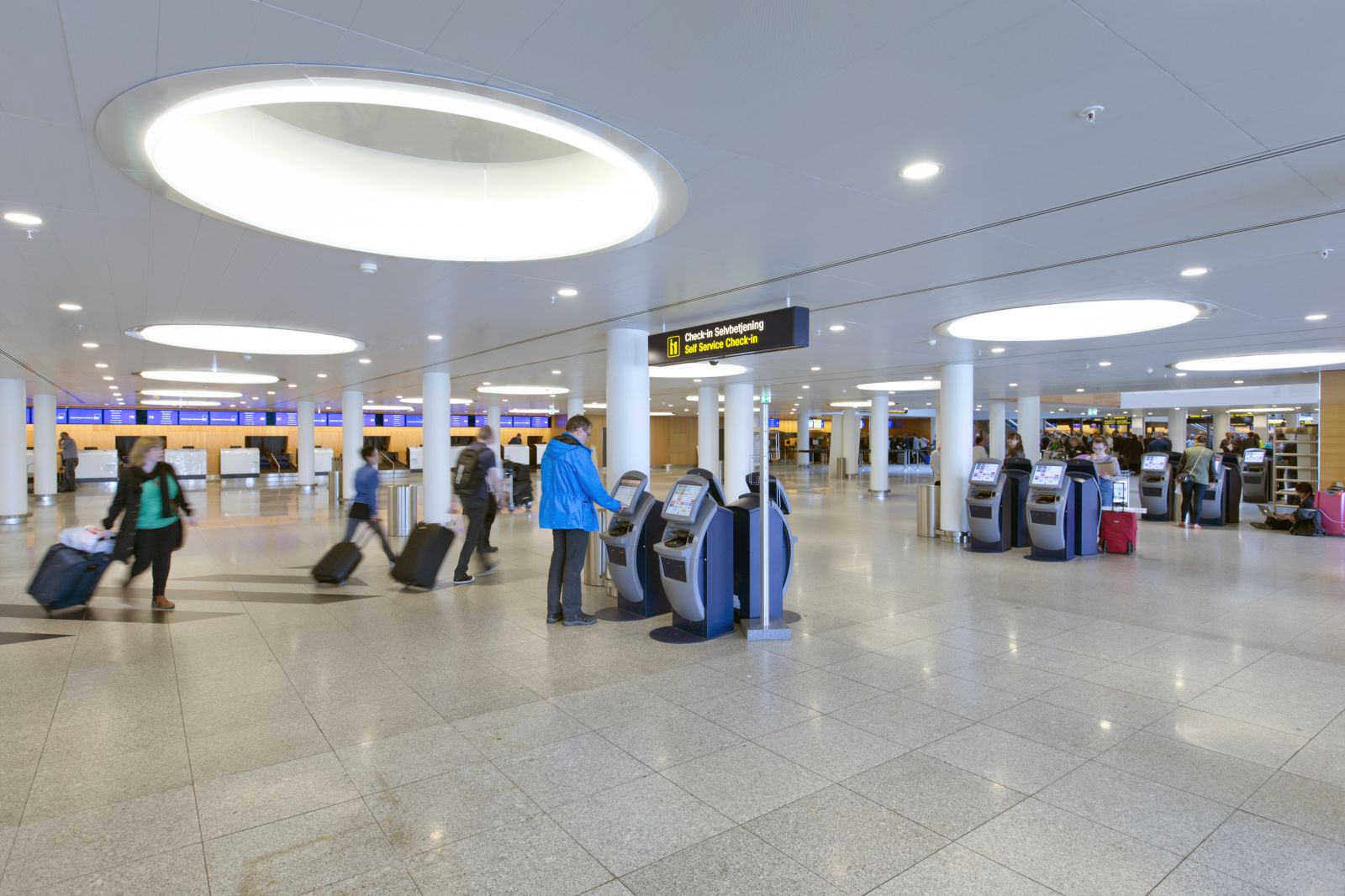 Пассажиры в аэропорту Копенгагене экономят время при помощи киоска самостоятельной регистрации багажа