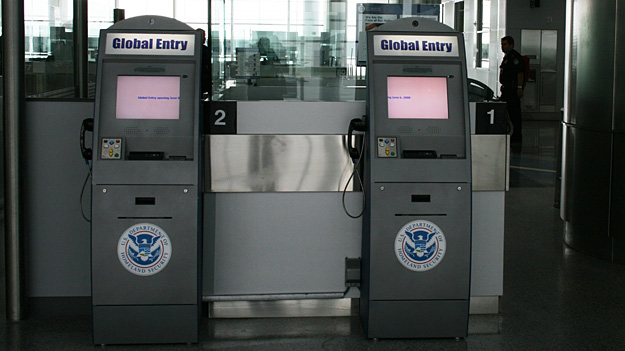 Автоматический паспортный контроль в аэропорту Дуглас