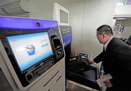 В аэропорту Китая установлена система самостоятельной регистрации багажа