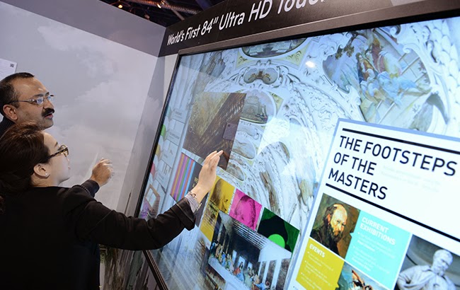 Киоск с 84-дюймовым дисплеем представлен на выставке Digital Signage Expo в Лас-Вегасе