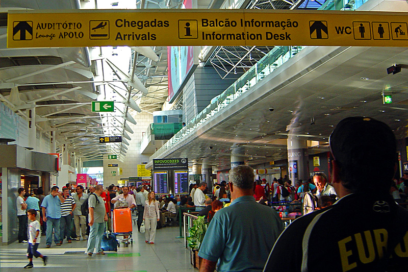 Проверка паспорта в аэропорту Португалии