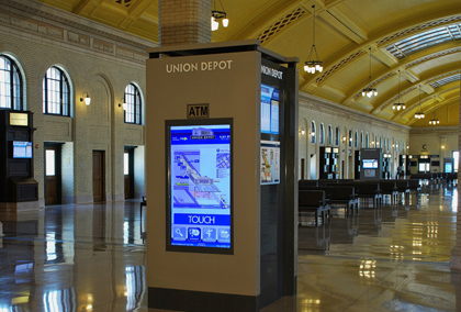 Сенсорные киоски и цифровые экраны в обновленном вокзале St. Paul's Union в Миннесоте
