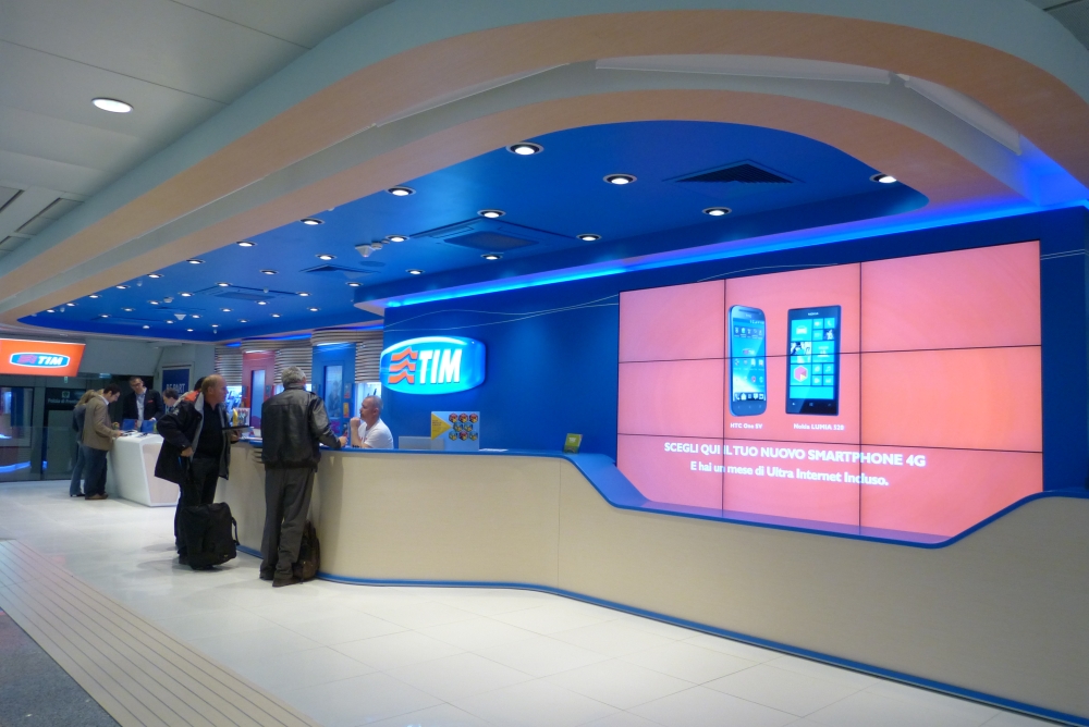 Интерактивные устройства в магазине в аэропорту Рима
