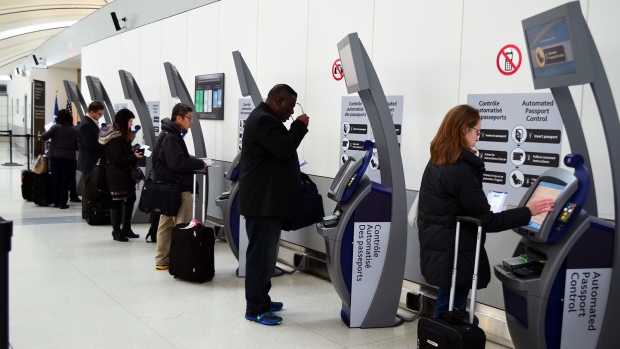 Автоматизированные устройства для проверки документов сократят время ожидания в аэропорту Торонто